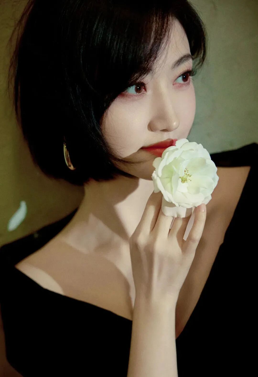 短发景甜,穿黑色v领短裙,有着轻熟美人的韵味