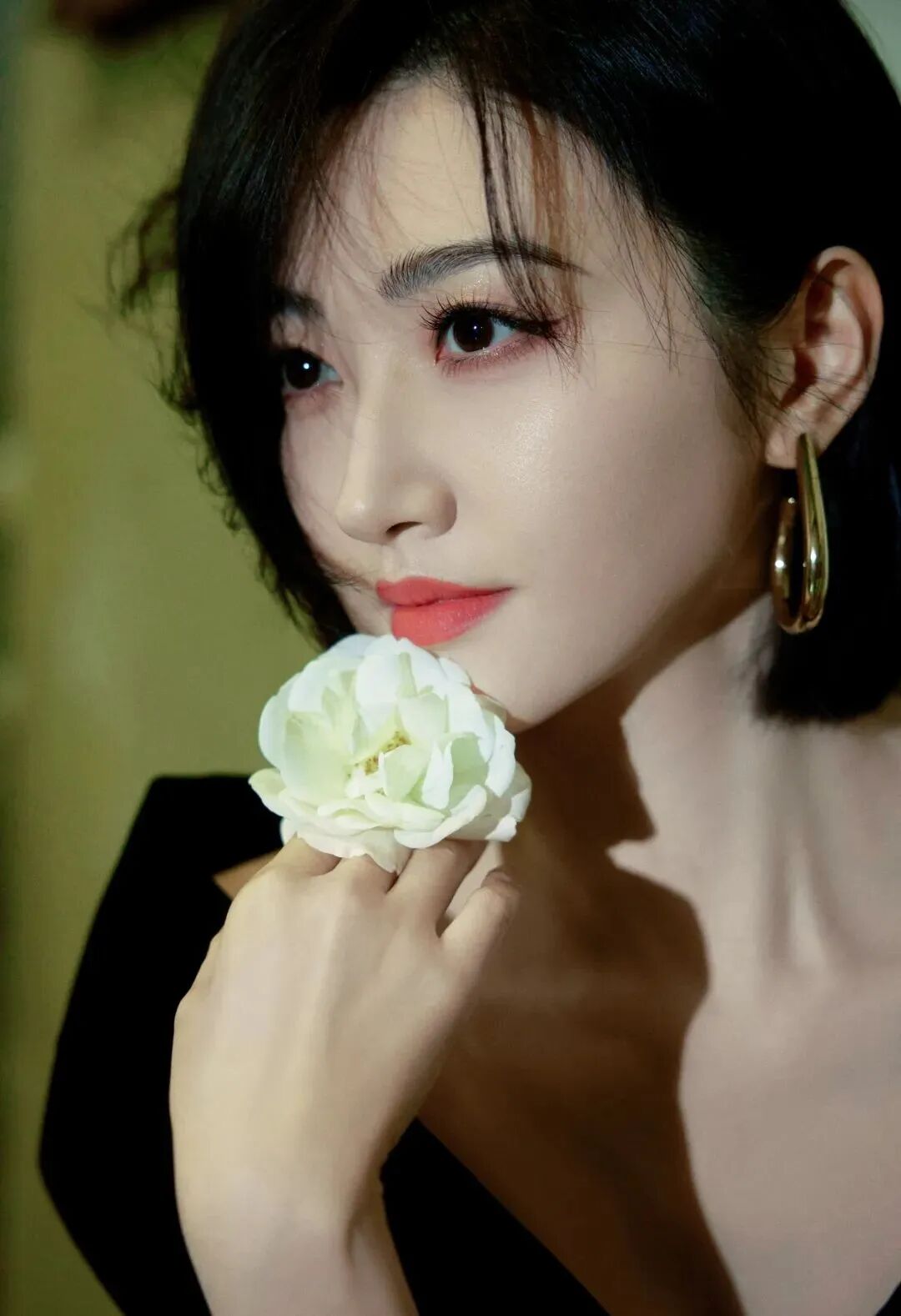 短发景甜,穿黑色v领短裙,有着轻熟美人的韵味