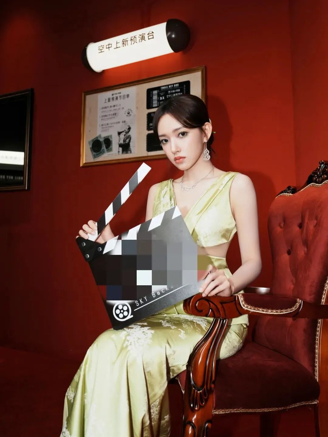 程潇绝美写真,一袭性感的深v绿裙,气质迷人