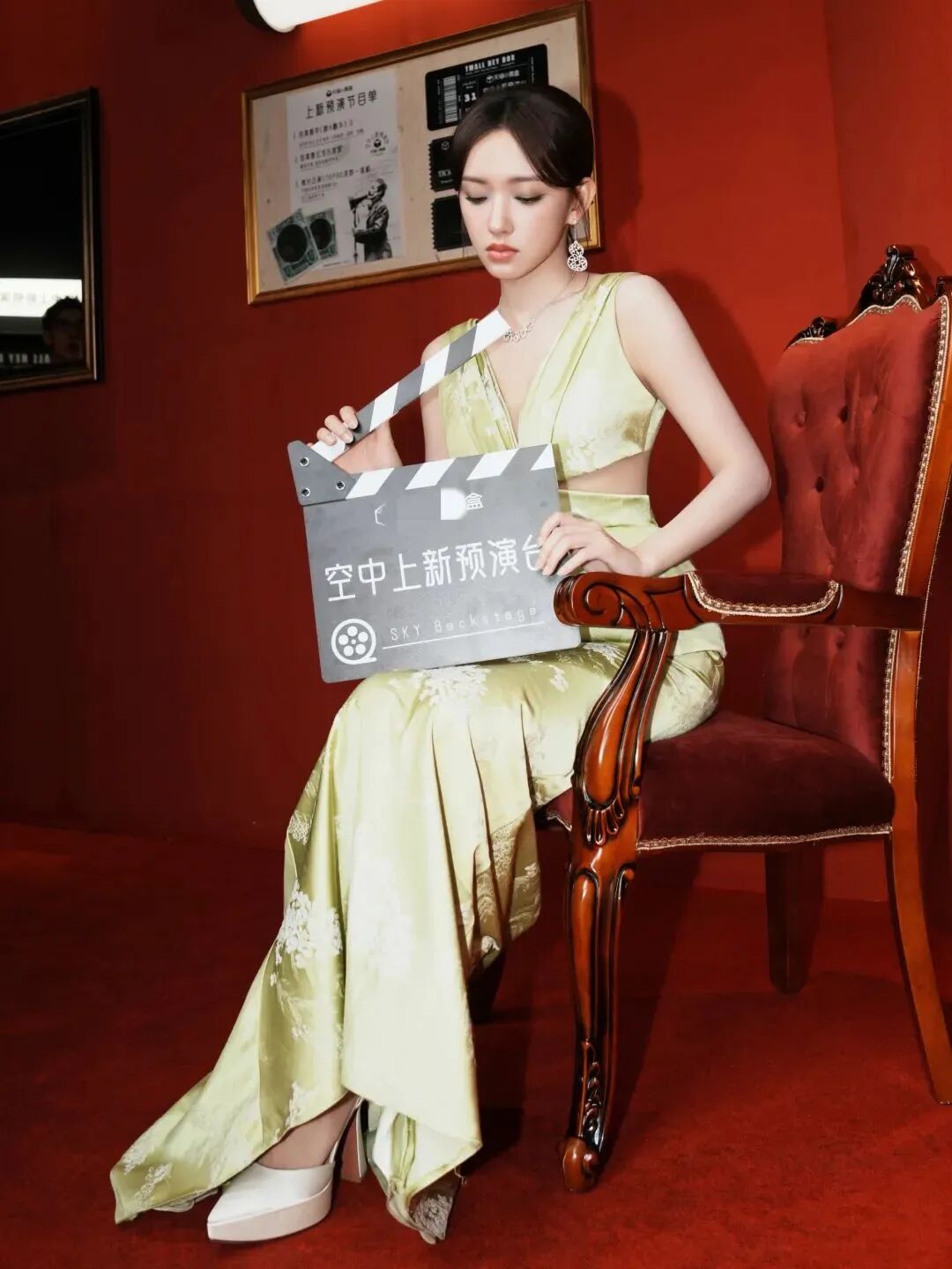 程潇绝美写真,一袭性感的深v绿裙,气质迷人