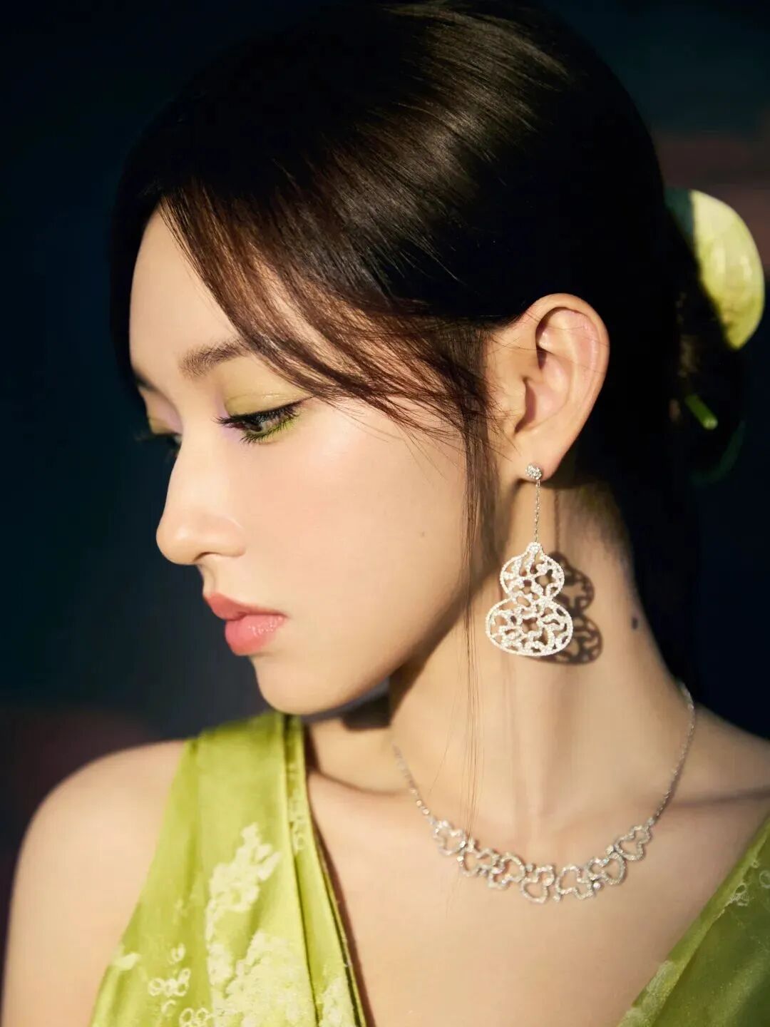 程潇绝美写真,一袭性感的深v绿裙,气质迷人