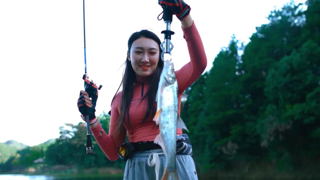 光威鱼竿若萱钓鱼遭遇狂口上鱼忙波匠攻路亚大展神威