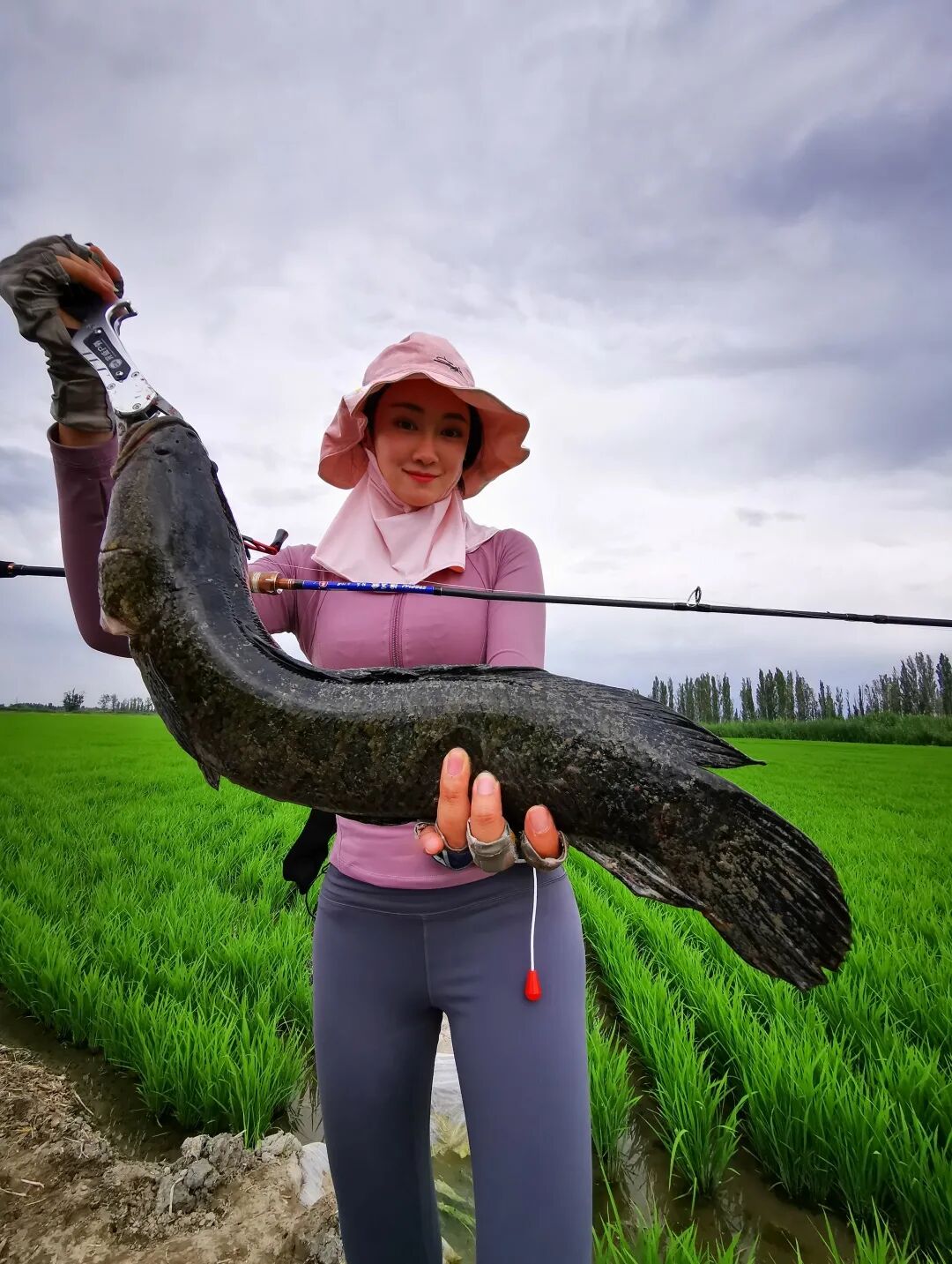 光威鱼竿新品推荐波匠攻路亚初战告捷助力若萱力擒大物