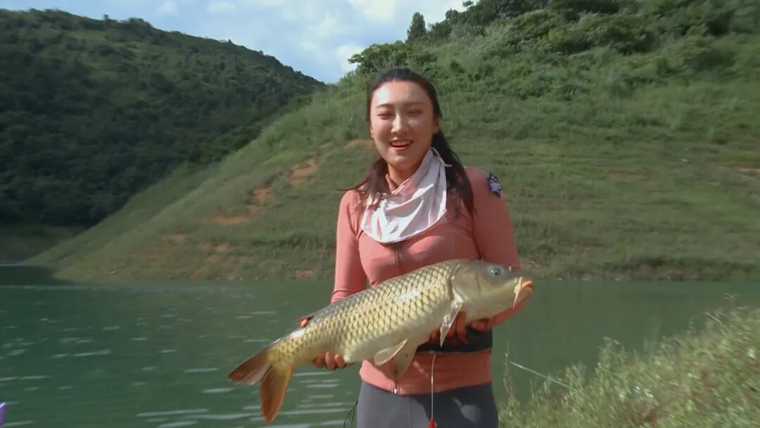 光威鱼竿若萱钓鱼光威将军大物版再获新战绩近四十斤大青鱼成功上岸