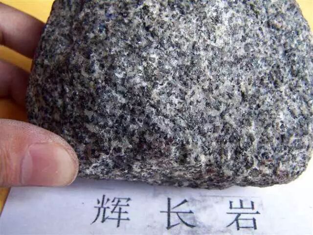 侵入岩的主要类型有哪些?