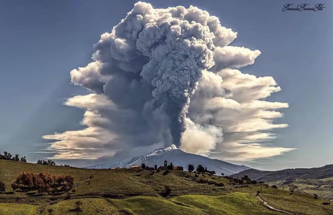 就在一個多月前,2月16日意大利的埃特納火山東南峰火山口開始了一系列