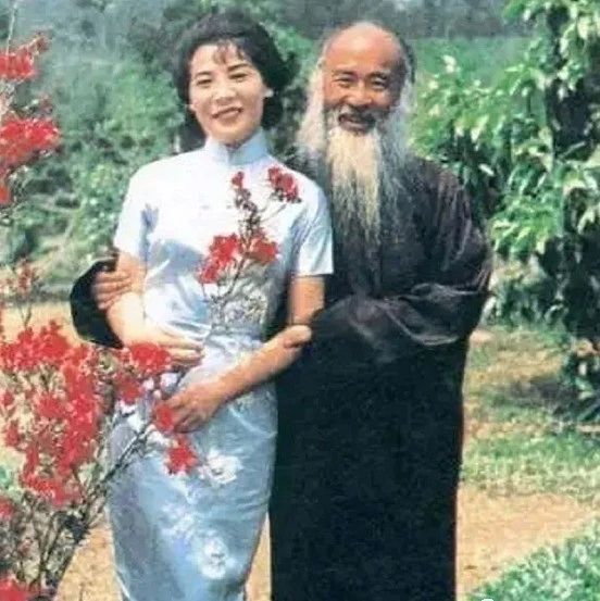 15岁嫁给张大千，相伴25年为他生下8个孩子，40岁为何坚决离婚？