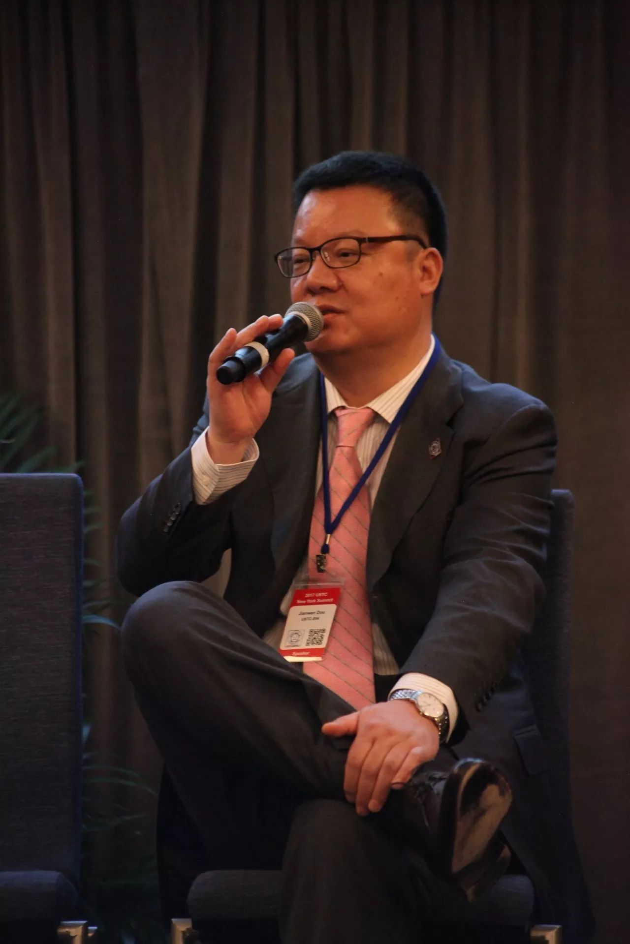 窦剑文校友在发言
