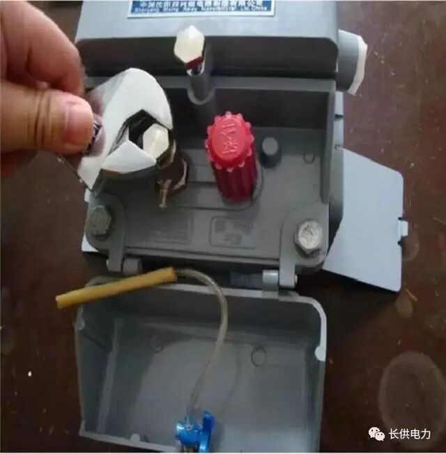 手把手教你主变本体瓦斯继电器取气方法，看这个就够了！的图15