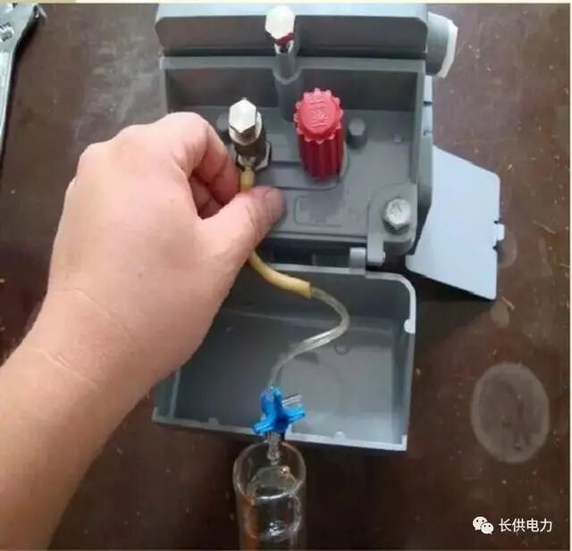 手把手教你主变本体瓦斯继电器取气方法，看这个就够了！的图14