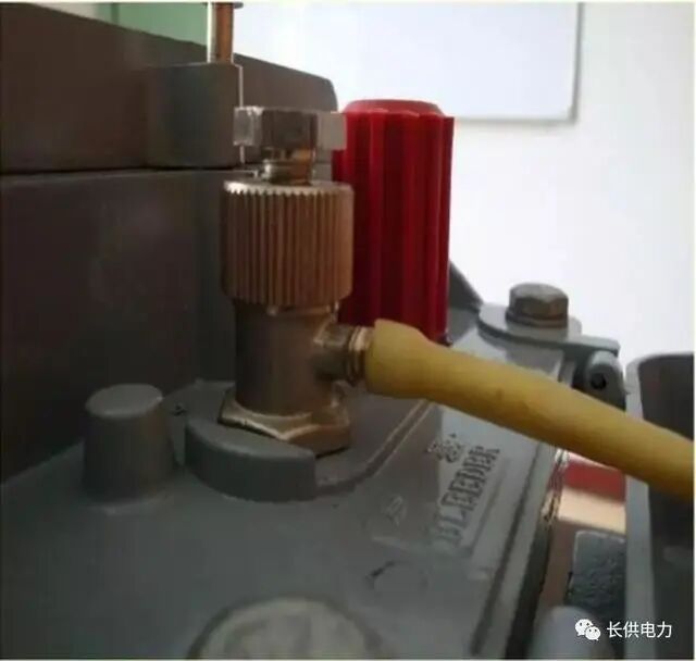 手把手教你主变本体瓦斯继电器取气方法，看这个就够了！的图7