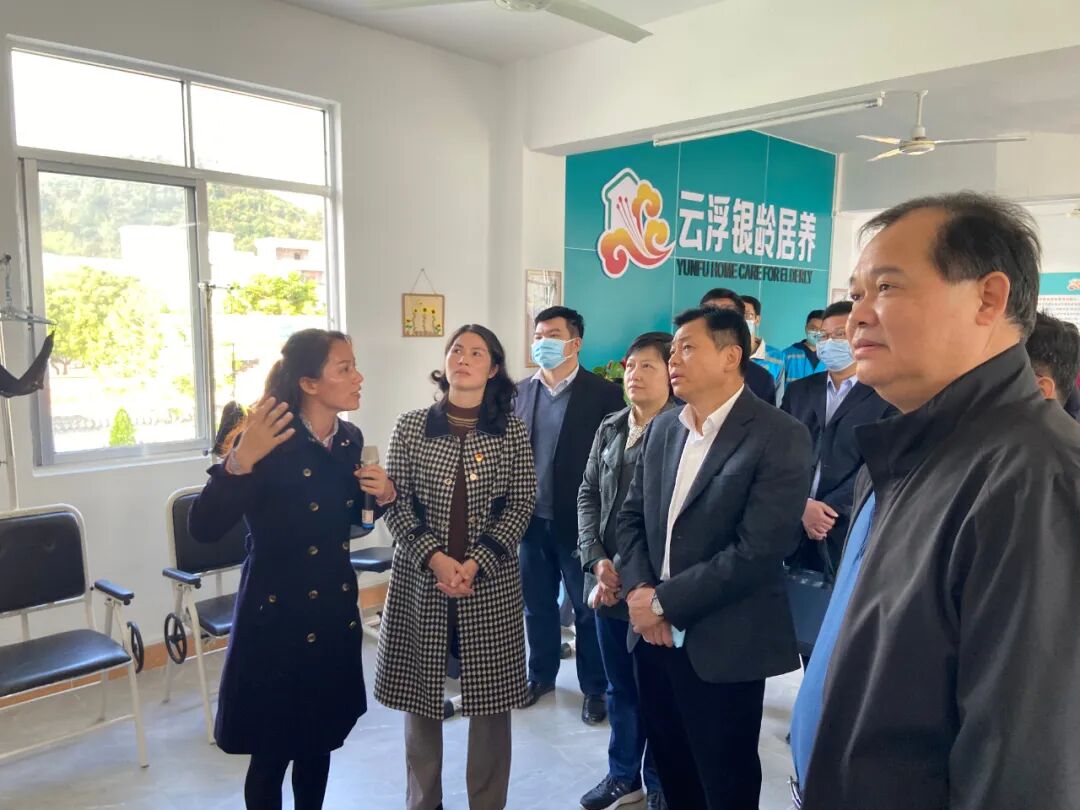 谢月浩一行先后来到郁南县建城镇地心村居家养老服务站,郁南县居家