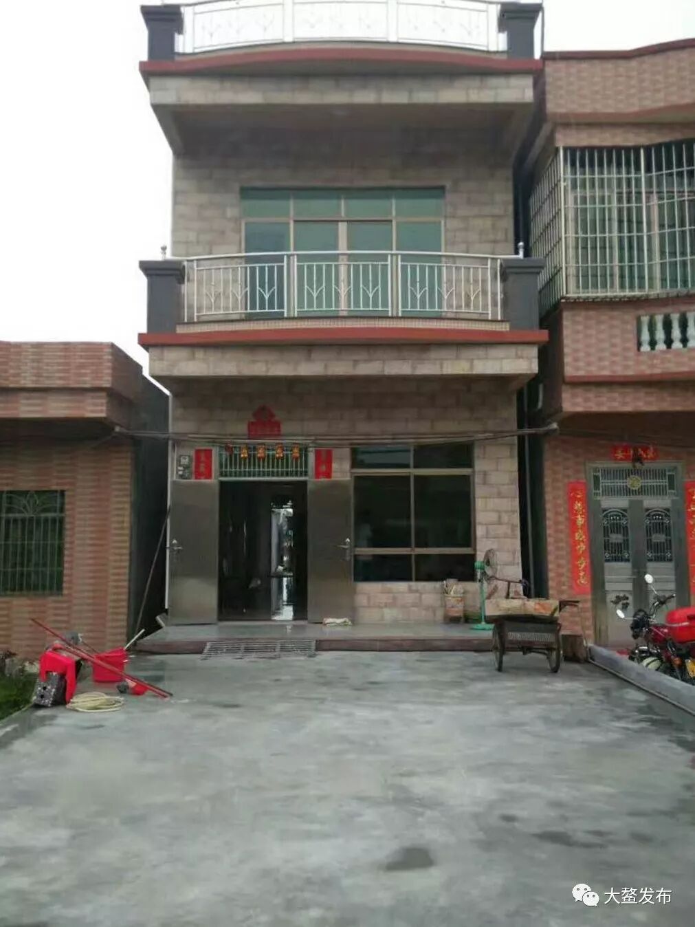 记者发现,村中有很多两,三层高的小洋楼,造型别致,梁瑞添说,这都是