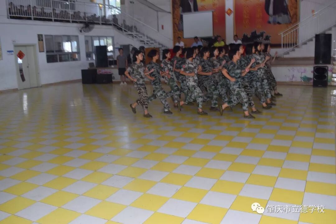 立德学校六月军演汇演，通过考核练就学生的健康体魄，美好的品德，造就完善人格。