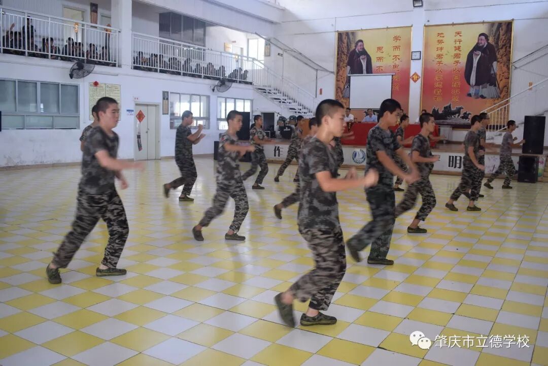 立德学校六月军演汇演，通过考核练就学生的健康体魄，美好的品德，造就完善人格。