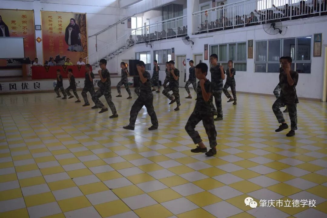 立德学校六月军演汇演，通过考核练就学生的健康体魄，美好的品德，造就完善人格。