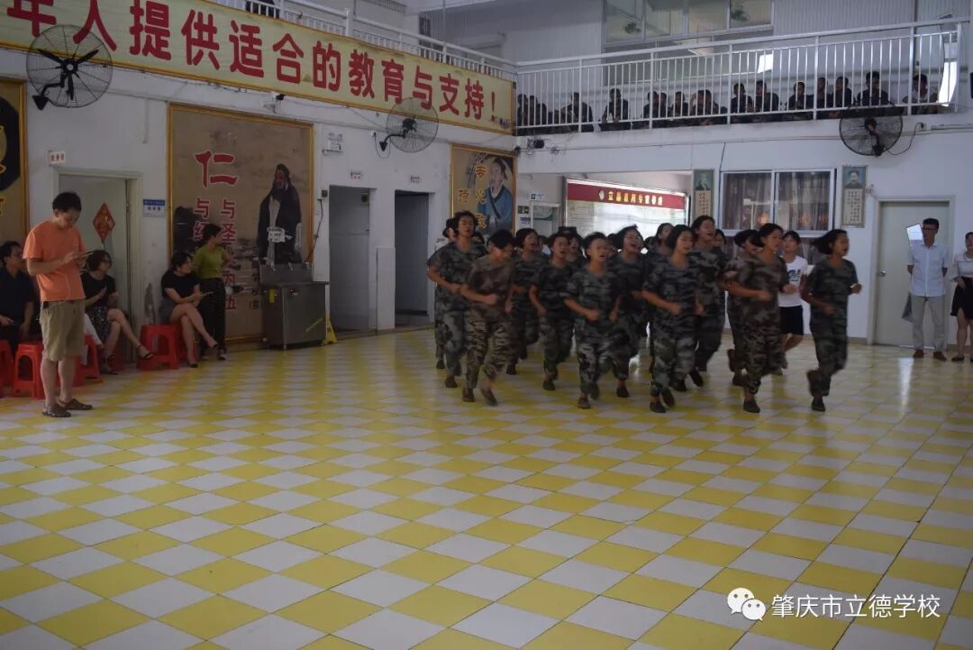 立德学校六月军演汇演，通过考核练就学生的健康体魄，美好的品德，造就完善人格。