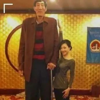 2.36米中国巨人鲍喜顺，不听医生建议57岁生下儿子，如今怎样了？