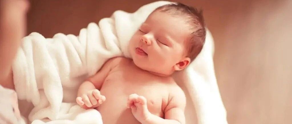 新生宝宝，应该多抱抱还是多躺着呢？