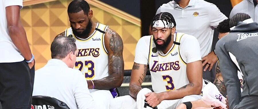 揭秘湖人输球：浓眉13分钟4次犯规，到底冤不冤？