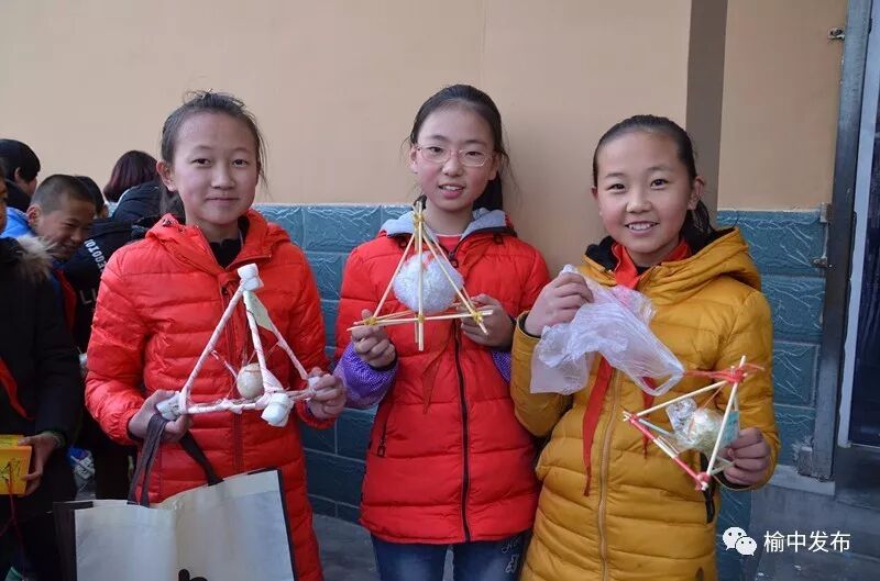 要求落地时鸡蛋和外观完整,鸡蛋着陆停稳后,裁判进行查看,过秤,辅助