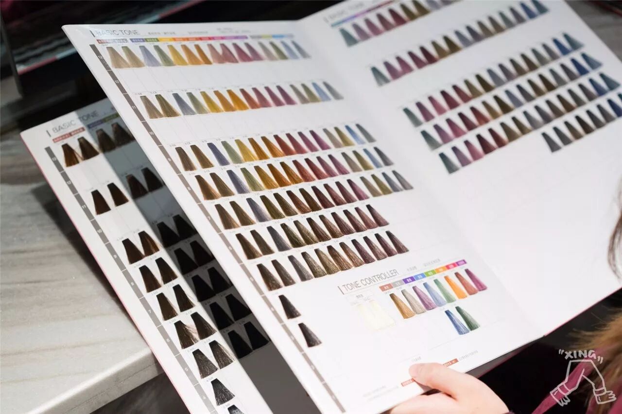 话音刚落,刷地拿出了一堆色板,菲灵feeling,玫丽盼milbon和威娜welaa