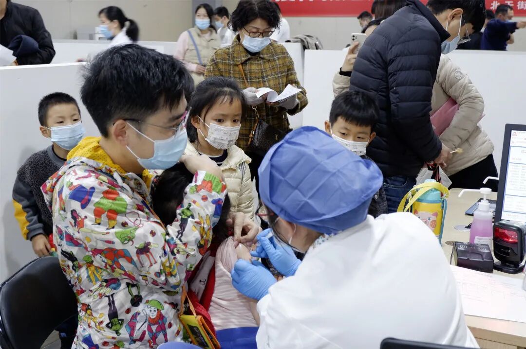 ""我们一起打疫苗,一起苗苗苗苗苗~"