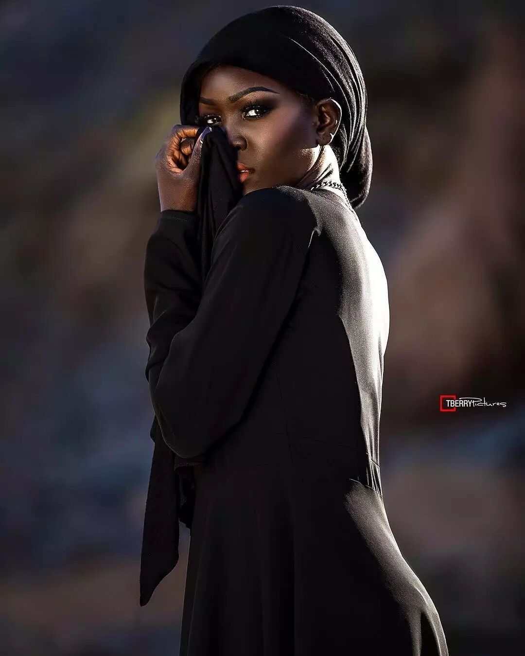 她是世界上最"黑"的模特,被陌生人建议去漂白,但却凭着一身黑活成了