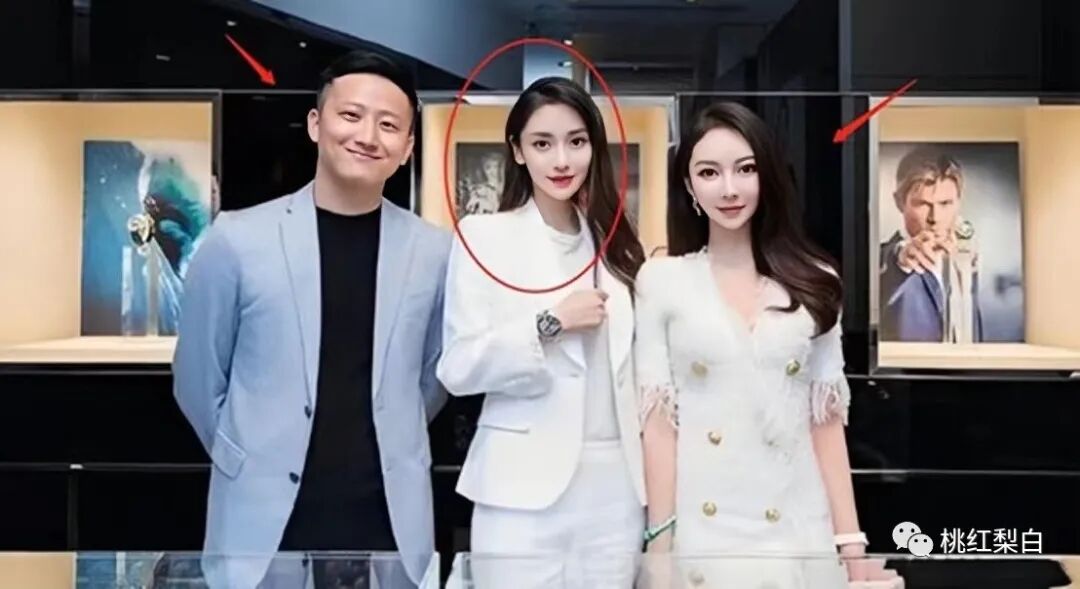 王命金的颜值不低,因缘际会之下,离婚前他们夫妻还跟ab拍过一张合影.