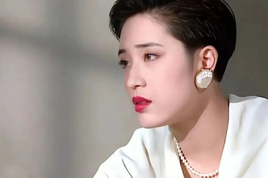 湿发大背头再配上大红唇,陈法蓉超越时代的利落装扮被称为当年"行走的