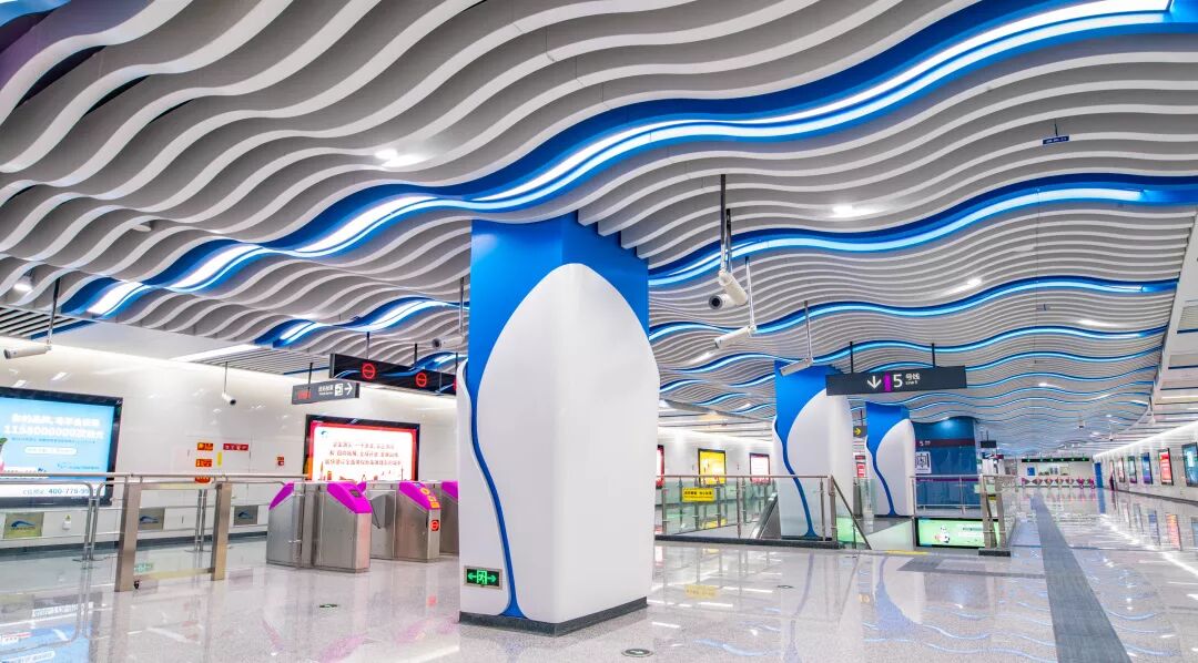 地铁5号线、10号线二期车站“华丽”亮相