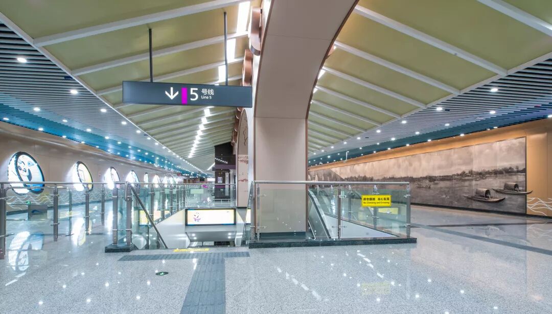 地铁5号线、10号线二期车站“华丽”亮相