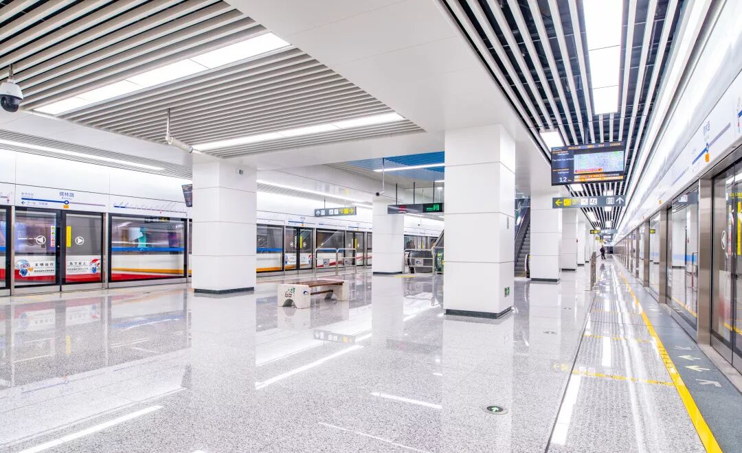 地铁5号线、10号线二期车站“华丽”亮相