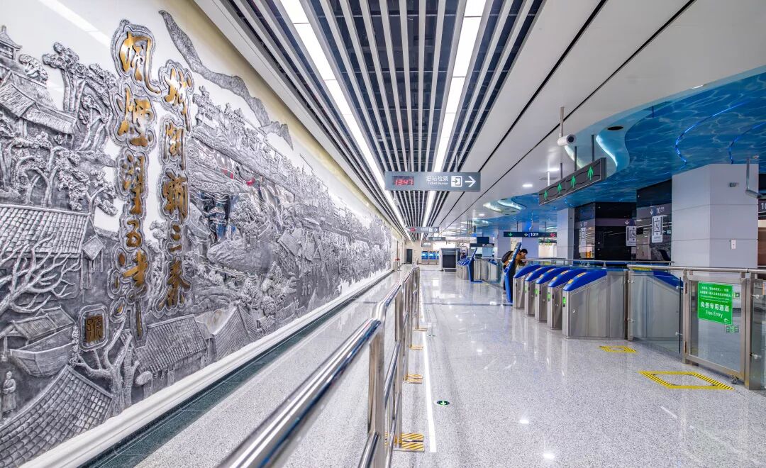 地铁5号线、10号线二期车站“华丽”亮相