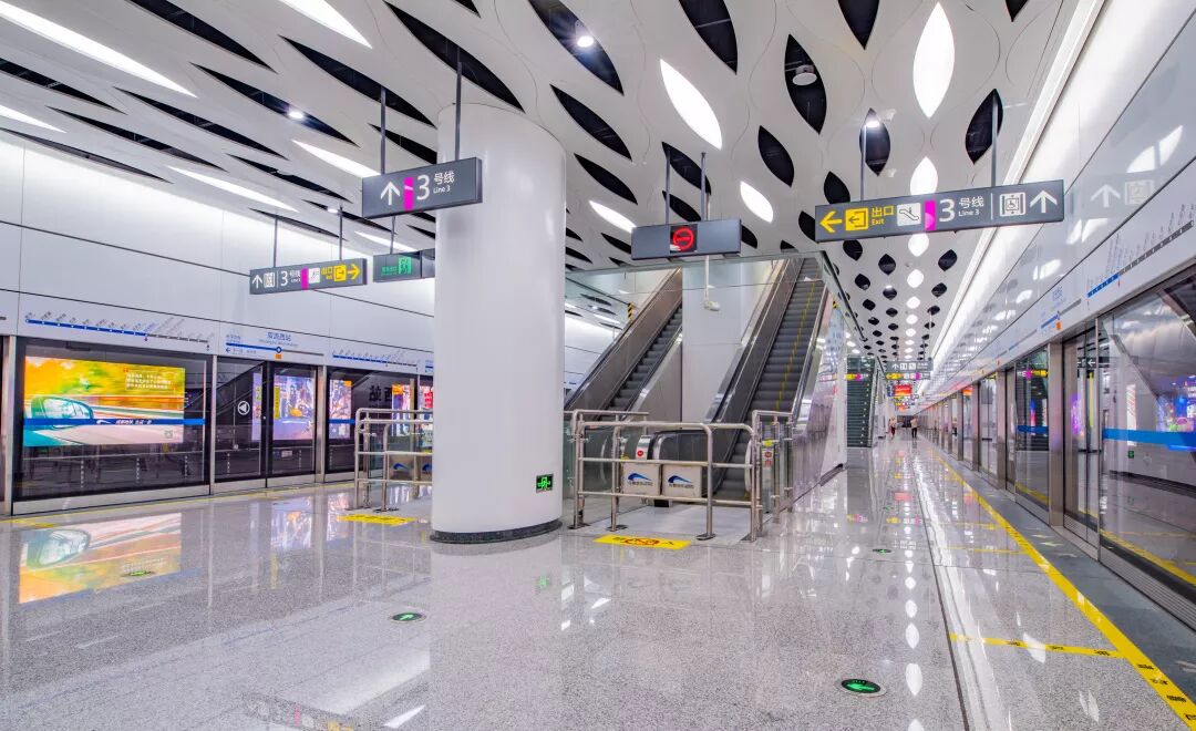 地铁5号线、10号线二期车站“华丽”亮相