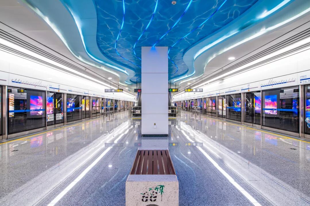 地铁5号线、10号线二期车站“华丽”亮相