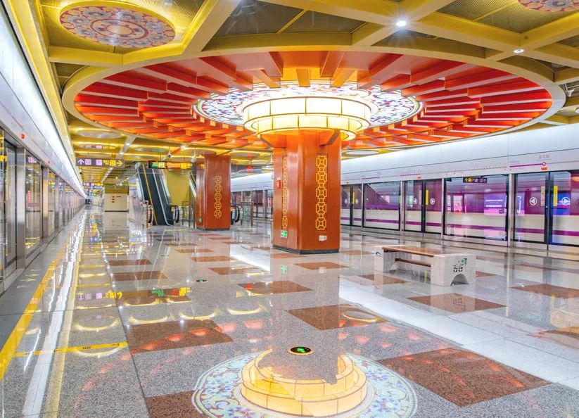 地铁5号线、10号线二期车站“华丽”亮相