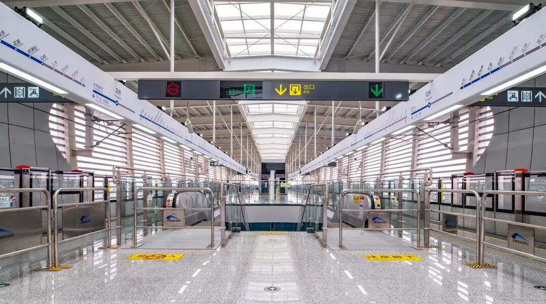 地铁5号线、10号线二期车站“华丽”亮相