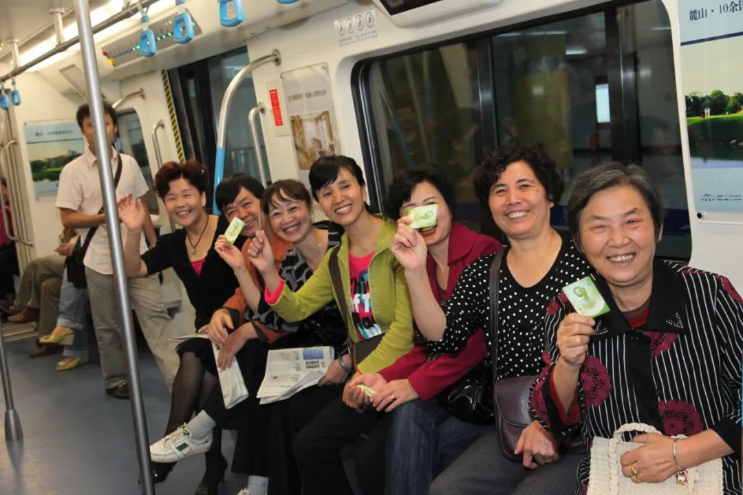 成都地铁6号线上的四个世界