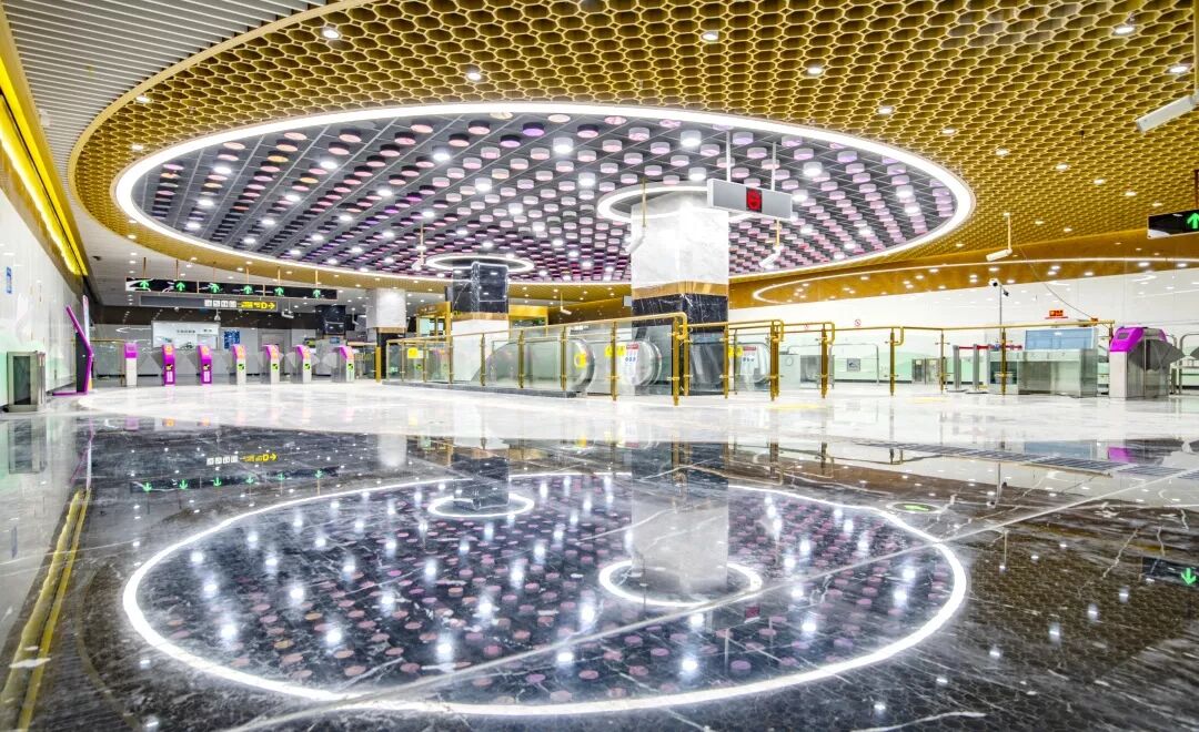 地铁5号线、10号线二期车站“华丽”亮相