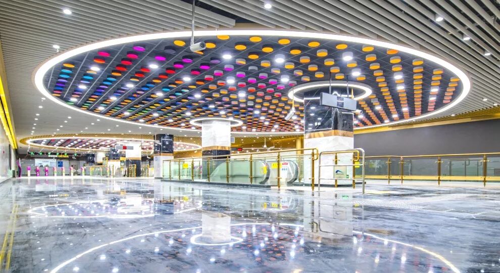 地铁5号线、10号线二期车站“华丽”亮相