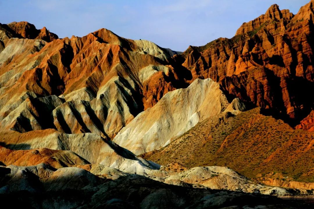 阿什贡七彩峰丛景区是贵德国家地质公园的核心景区,位于尕让乡阿什贡