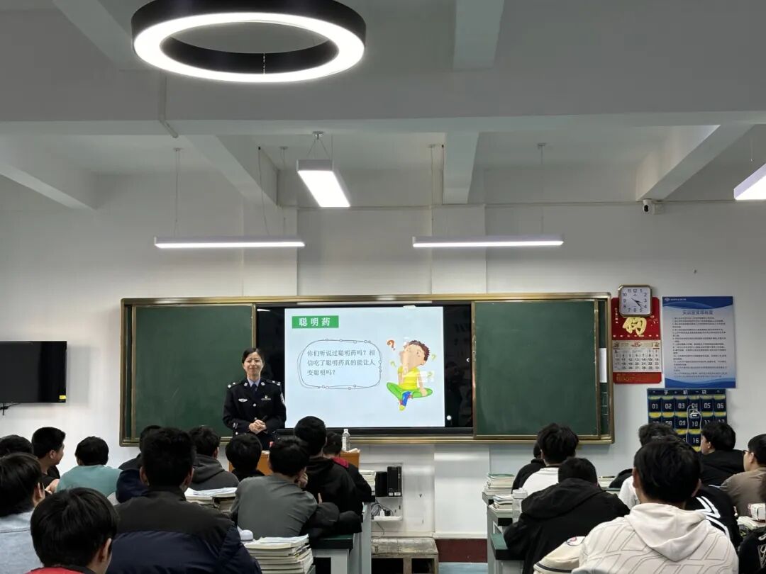 韶关所走进广东北江中学开展"禁毒第一课"活动,戒毒民警结合真实案例