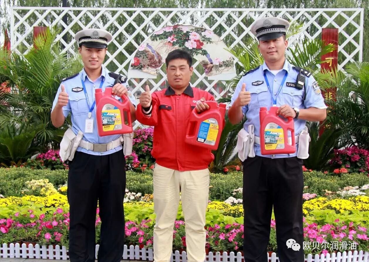 好油赠交警，真情暖基层