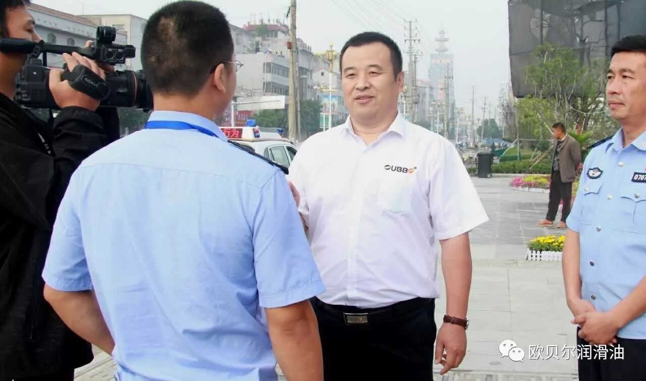 好油赠交警，真情暖基层