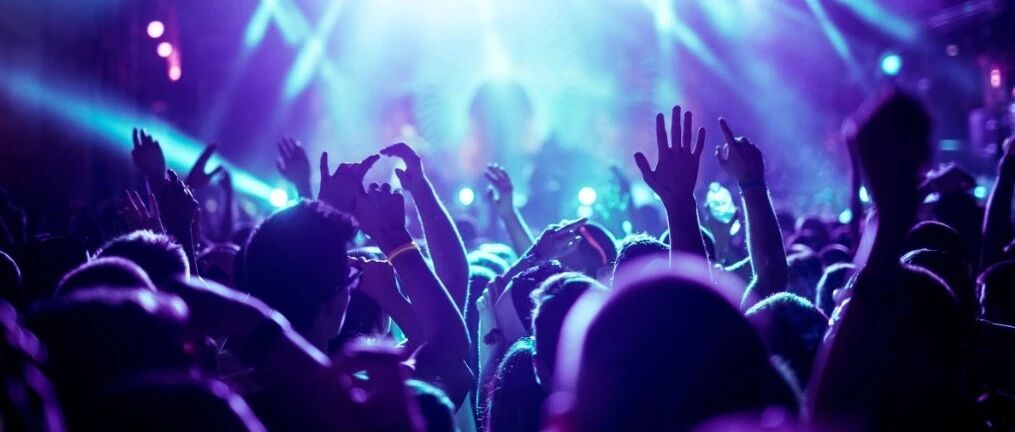 为偶像投票，粉丝把牛奶成箱倒入水沟!新华社、央视发文痛批!