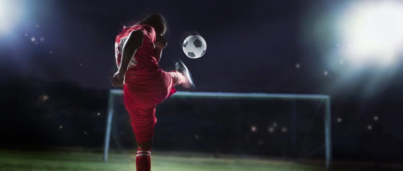 如何让中国球迷边骂边花钱？