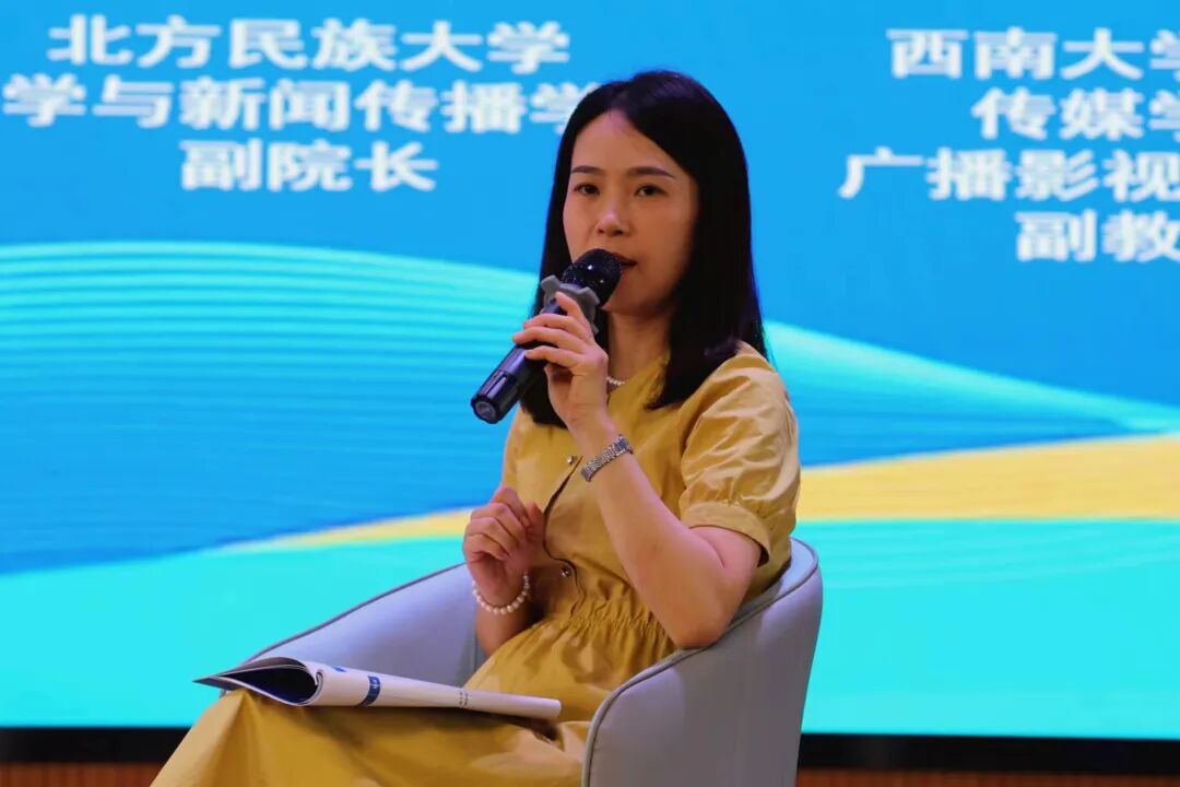 各位高校专家颁发客座教授聘书,银川科技学院与青橙于蓝(成都)品牌营