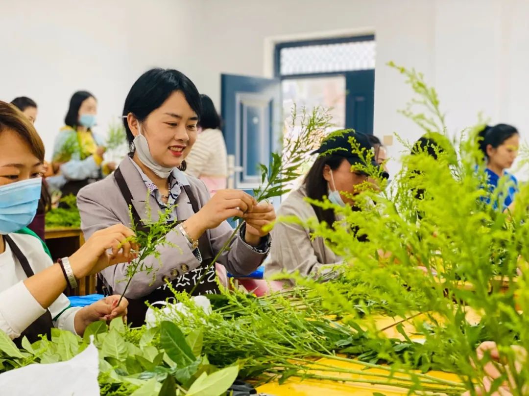 倒计时1天新安人社局插花花艺师培训开课啦零基础免费学花艺