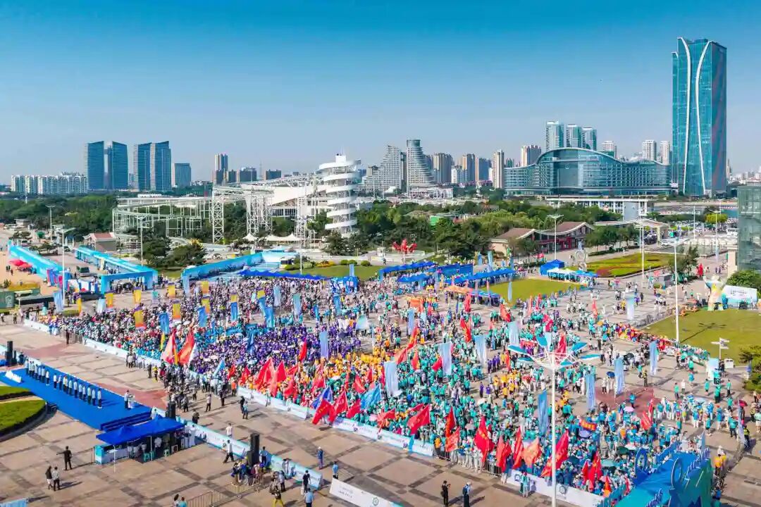 亚太森博组织参加2026中国运动休闲大会滨海健走活动